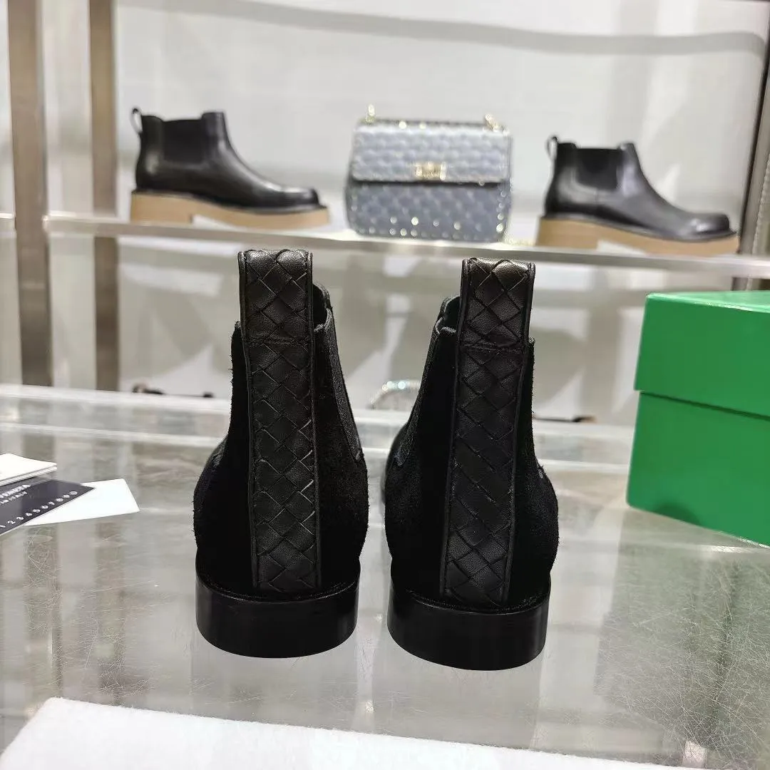 [BV] Top P: 840💰Size for couples: Female 35-39 Male 39--44 (Female 40. Male 38.45.46.47 customization is not returnable) [Note‼ ️] Add 💰 to size 46, add 20💰 to size 47, Bottega Veneta 2025 autumn and winter counter synchronized style Bottega Veneta small round toe short boots, high mercerized cow velvet, solid color cow lining! Leather outsole! A one-to-one replica of the original! Fine workmanship! quality assurance!
